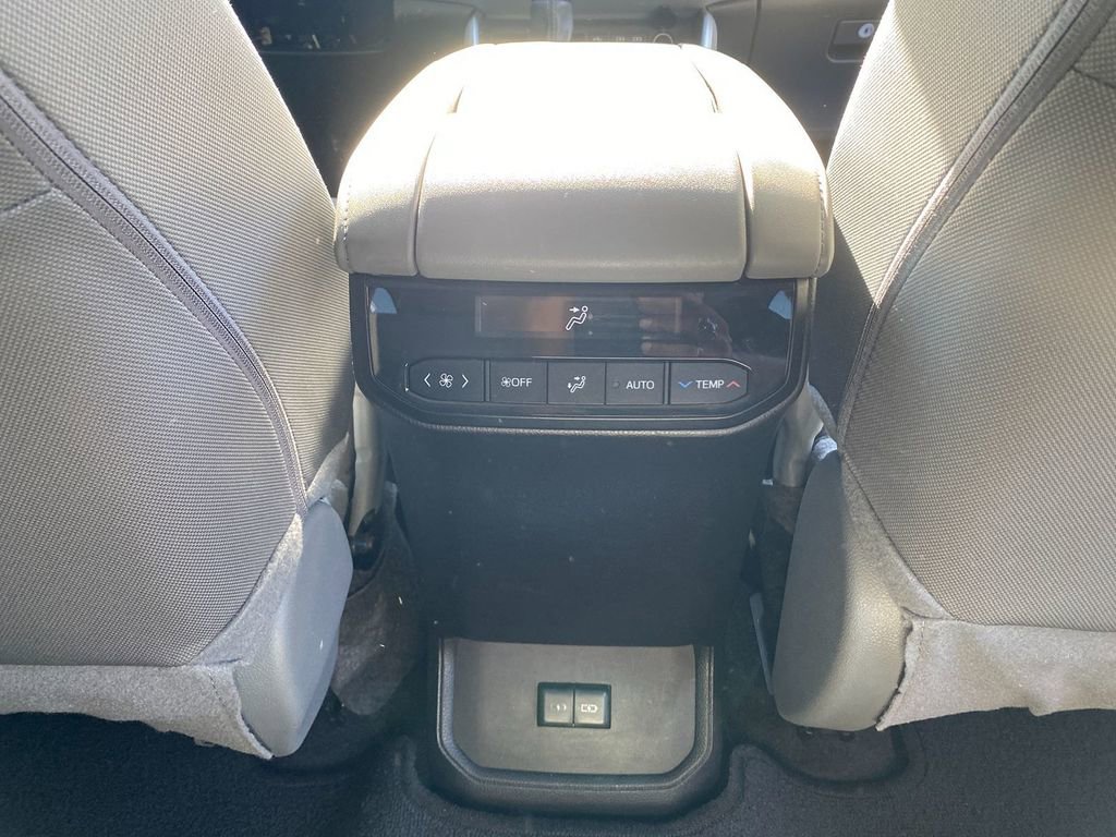 Used 2024 Toyota Highlander LE image 27