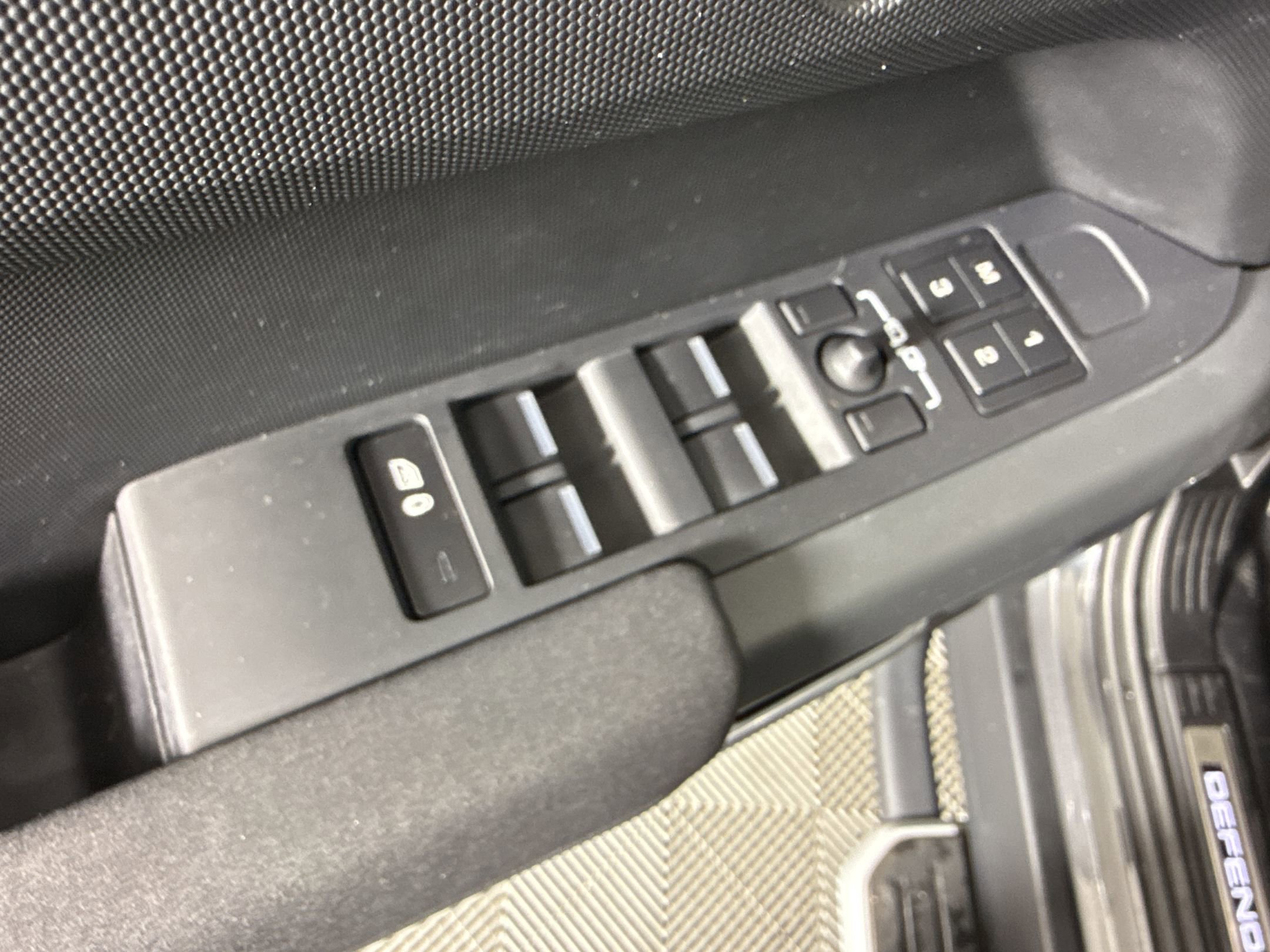 Used 2023 Land Rover Defender 130 X-Dynamic SE image 12