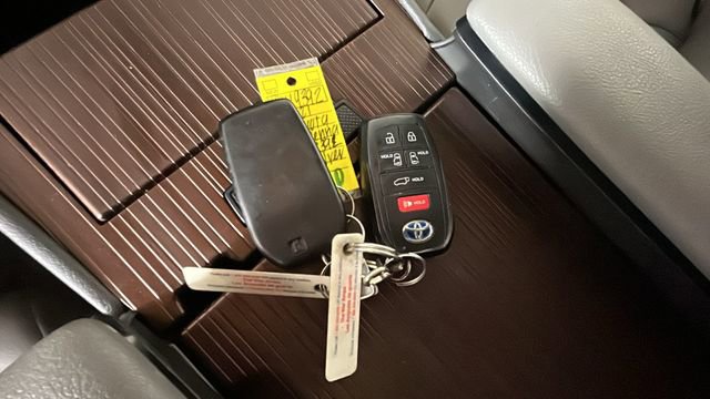 Used 2021 Toyota Sienna XLE FWD image 19