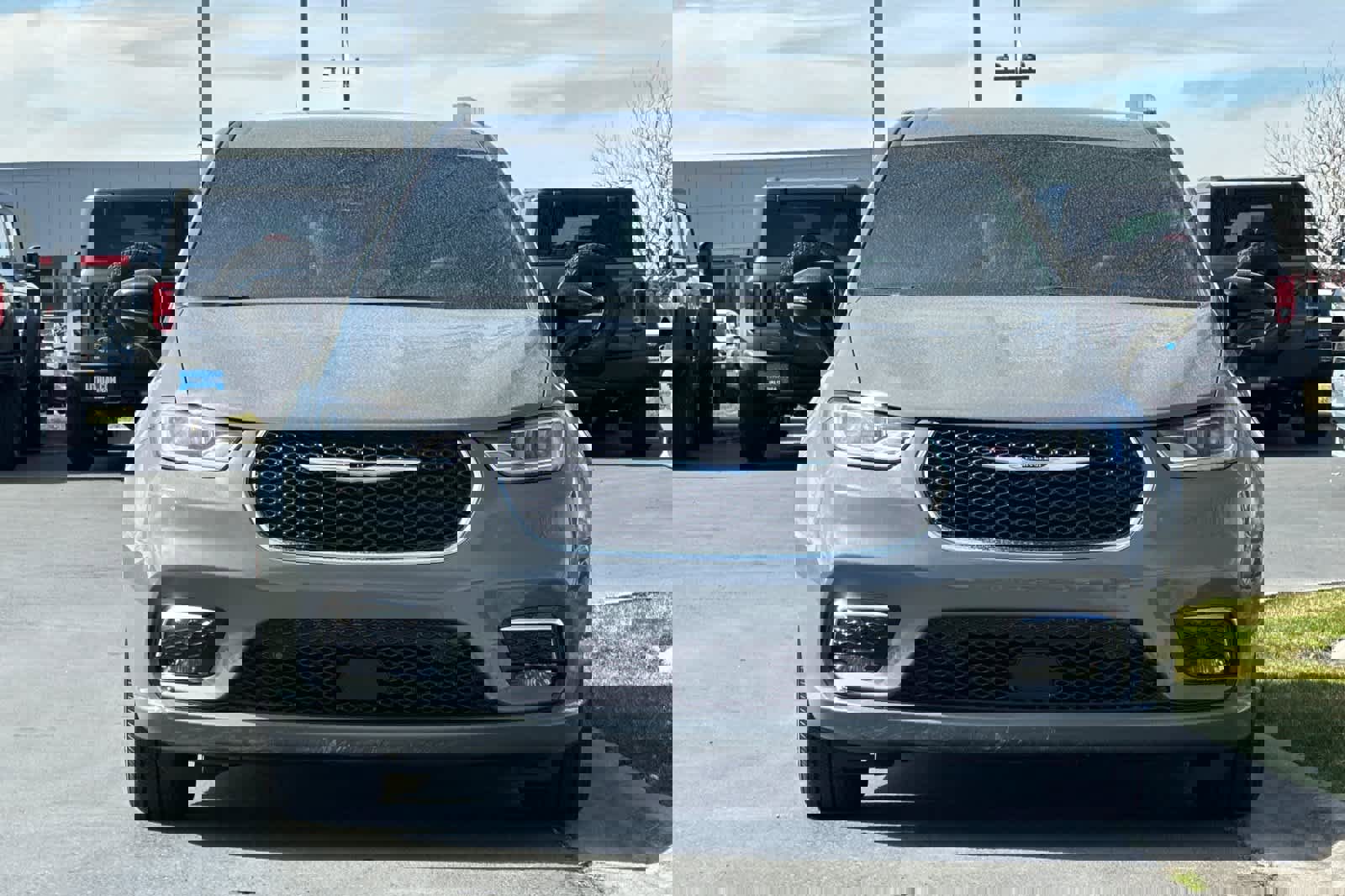 Used 2025 Chrysler Pacifica Select w/ Uconnect Theater Family Group image 10