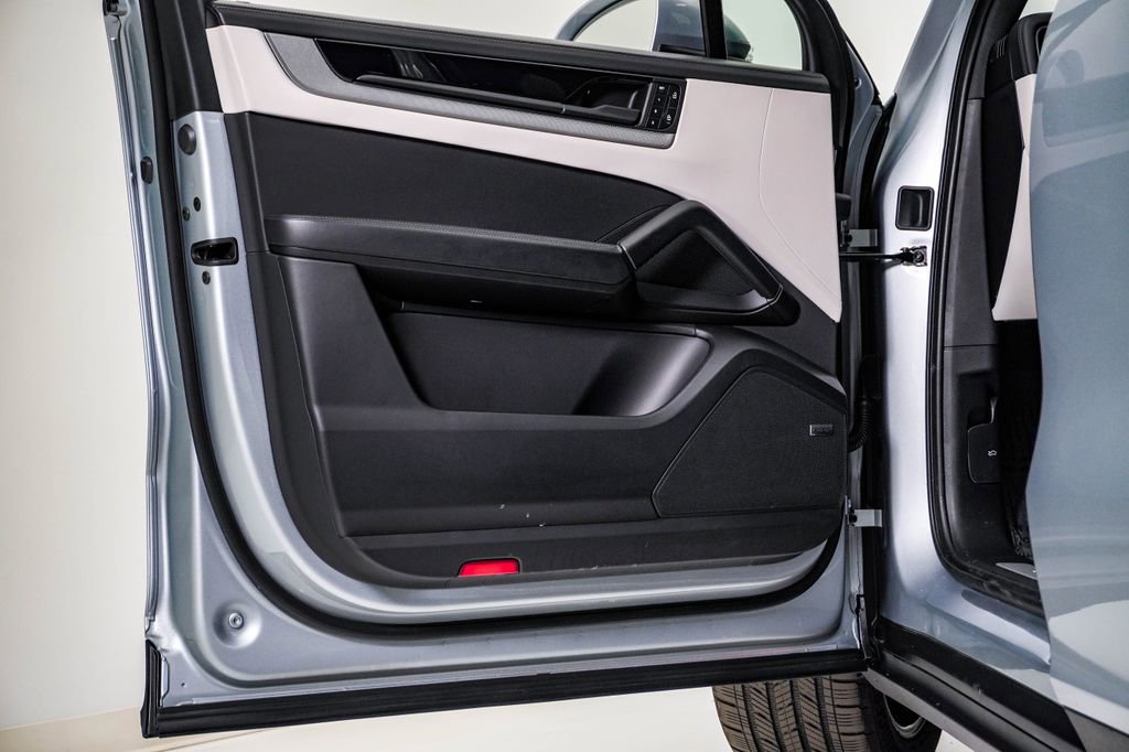 Certified 2025 Porsche Cayenne image 24