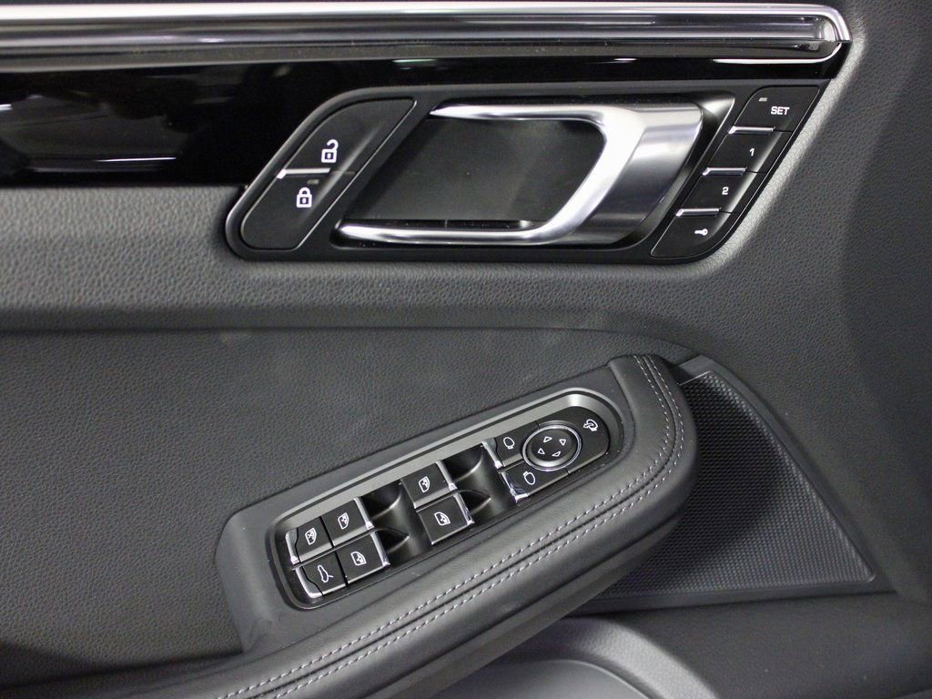 Certified 2025 Porsche Macan image 16