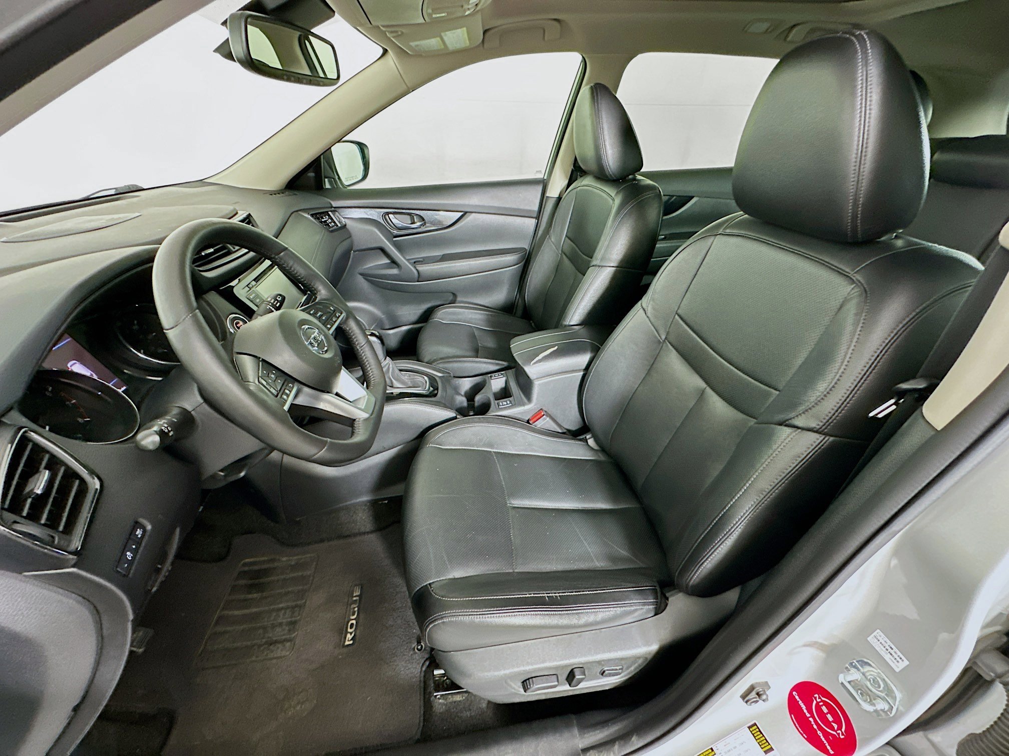Used 2018 Nissan Rogue SL w/ Premium Package image 13