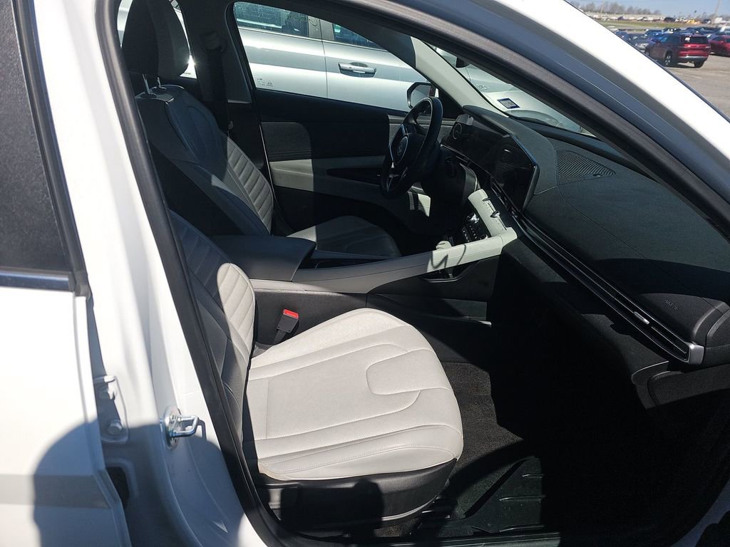 Used 2025 Hyundai Elantra Limited FWD image 3