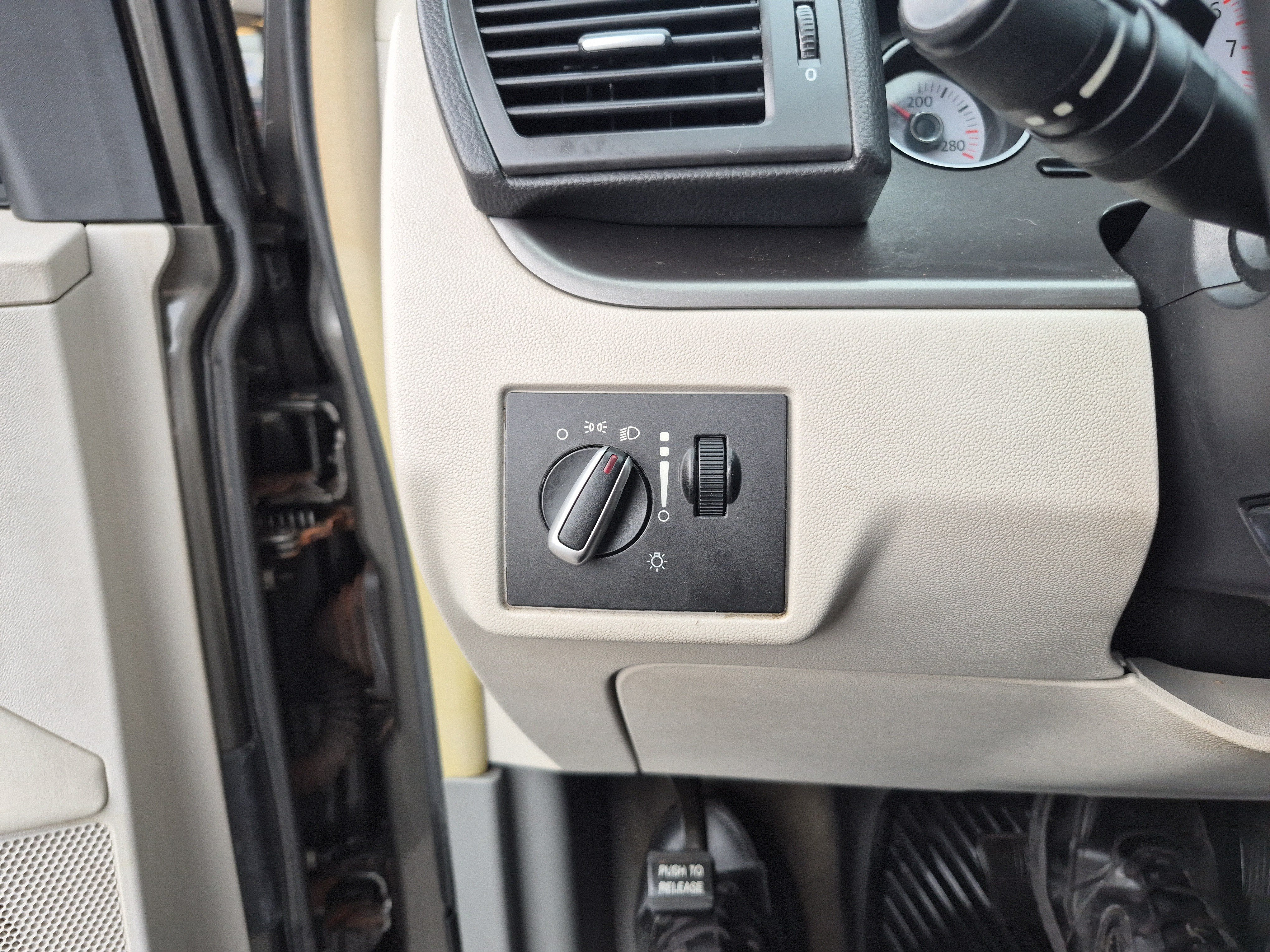 Used 2010 Volkswagen Routan SE FWD image 23