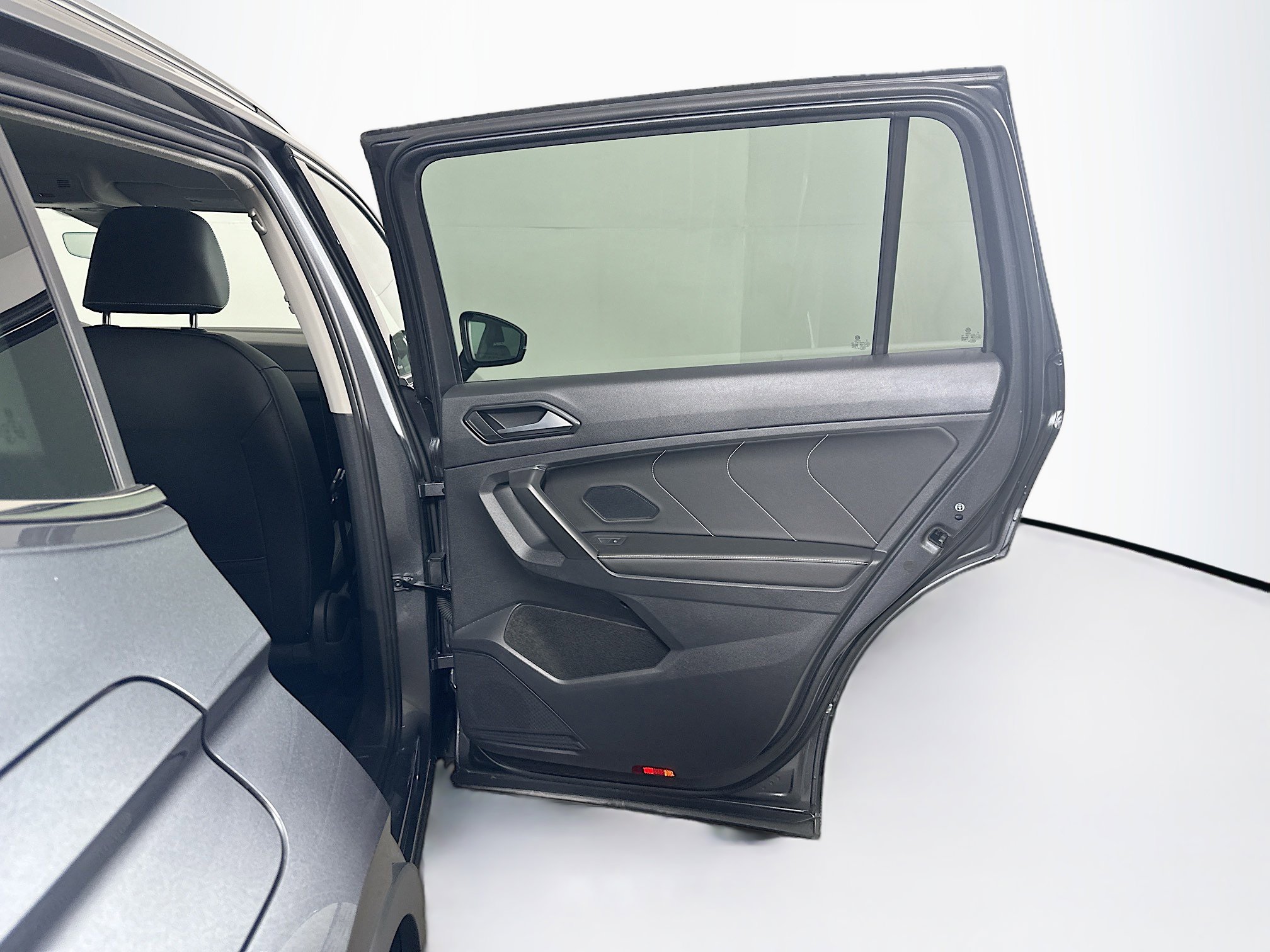 Used 2022 Volkswagen Tiguan SE image 29