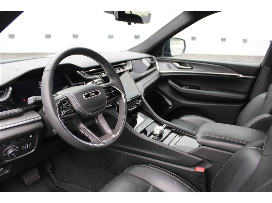 Used 2022 Jeep Grand Cherokee Overland w/ Luxury Tech Group IV AWD/4WD image 8