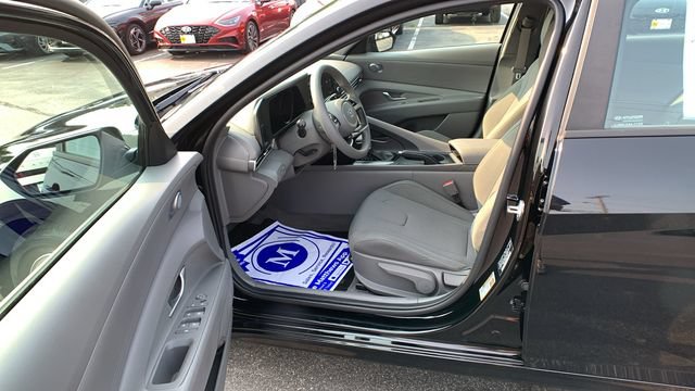 Used 2023 Hyundai Elantra SE FWD image 10
