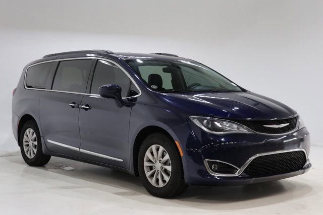 Used 2017 Chrysler Pacifica Touring-L FWD image 1