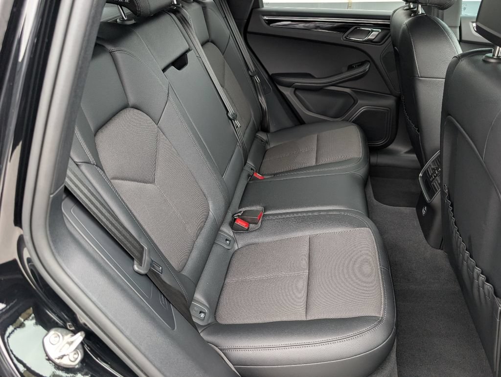 Certified 2025 Porsche Macan AWD/4WD image 7