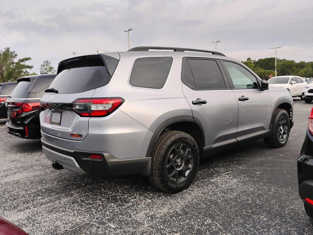 Used 2025 Honda Pilot TrailSport image 2