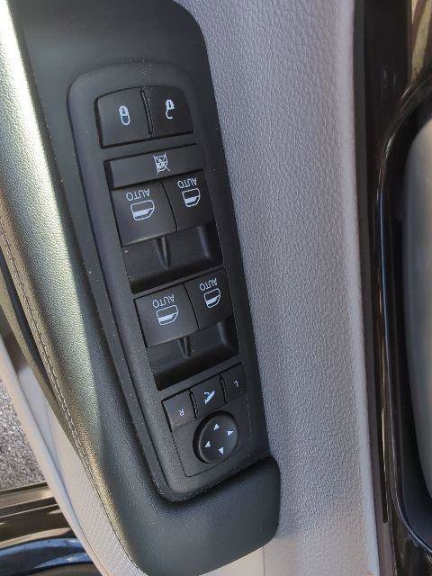 Certified 2024 Chrysler Pacifica Limited FWD image 14