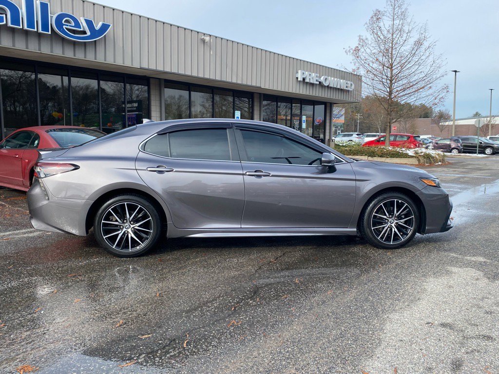 Used 2022 Toyota Camry SE image 3