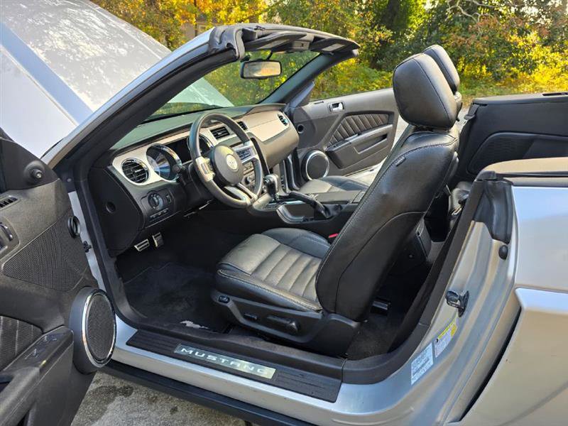 Used 2010 Ford Mustang Convertible image 26