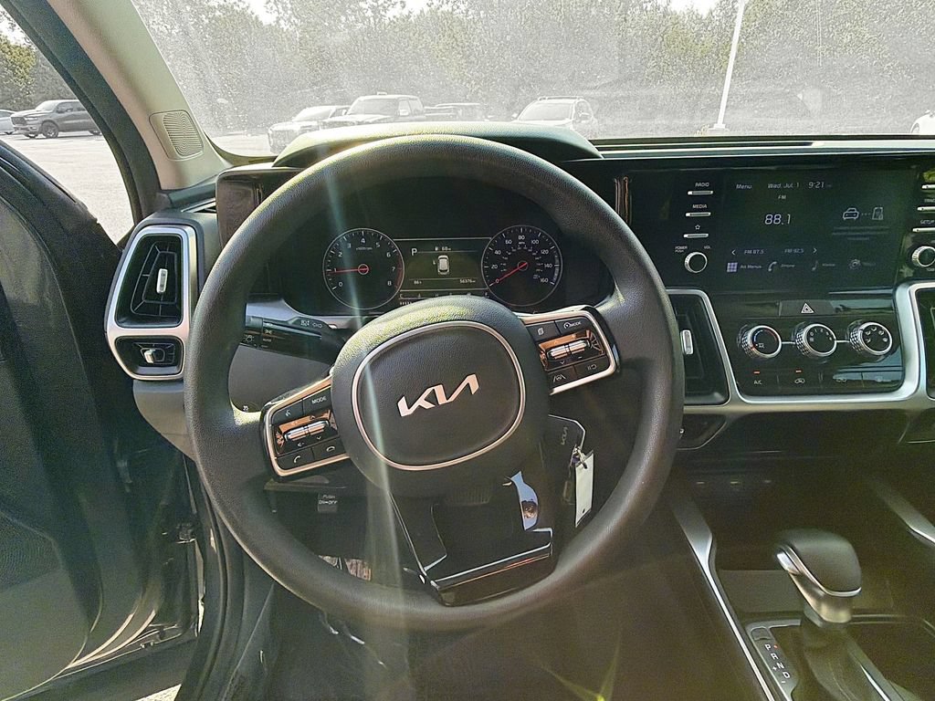 Used 2022 Kia Sorento LX FWD image 17