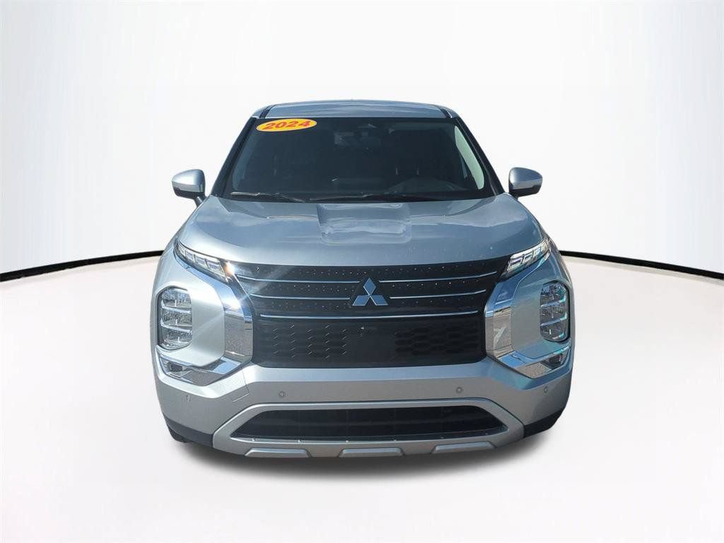 Used 2024 Mitsubishi Outlander SE Black Edition FWD image 3