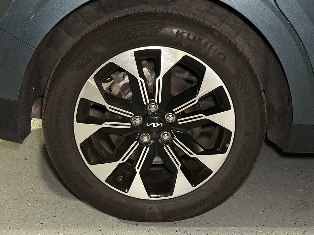 Used 2024 Kia Carnival EX FWD image 8