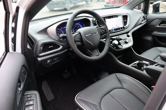 New 2026 Chrysler Pacifica Limited w/ S Appearance Package image 11