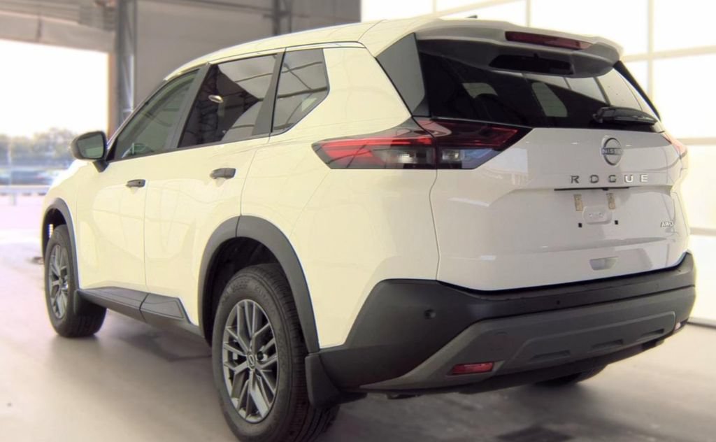 Used 2023 Nissan Rogue S AWD/4WD image 2