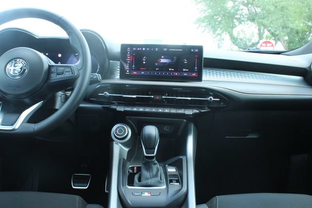 Used 2025 Alfa Romeo Tonale AWD/4WD image 17