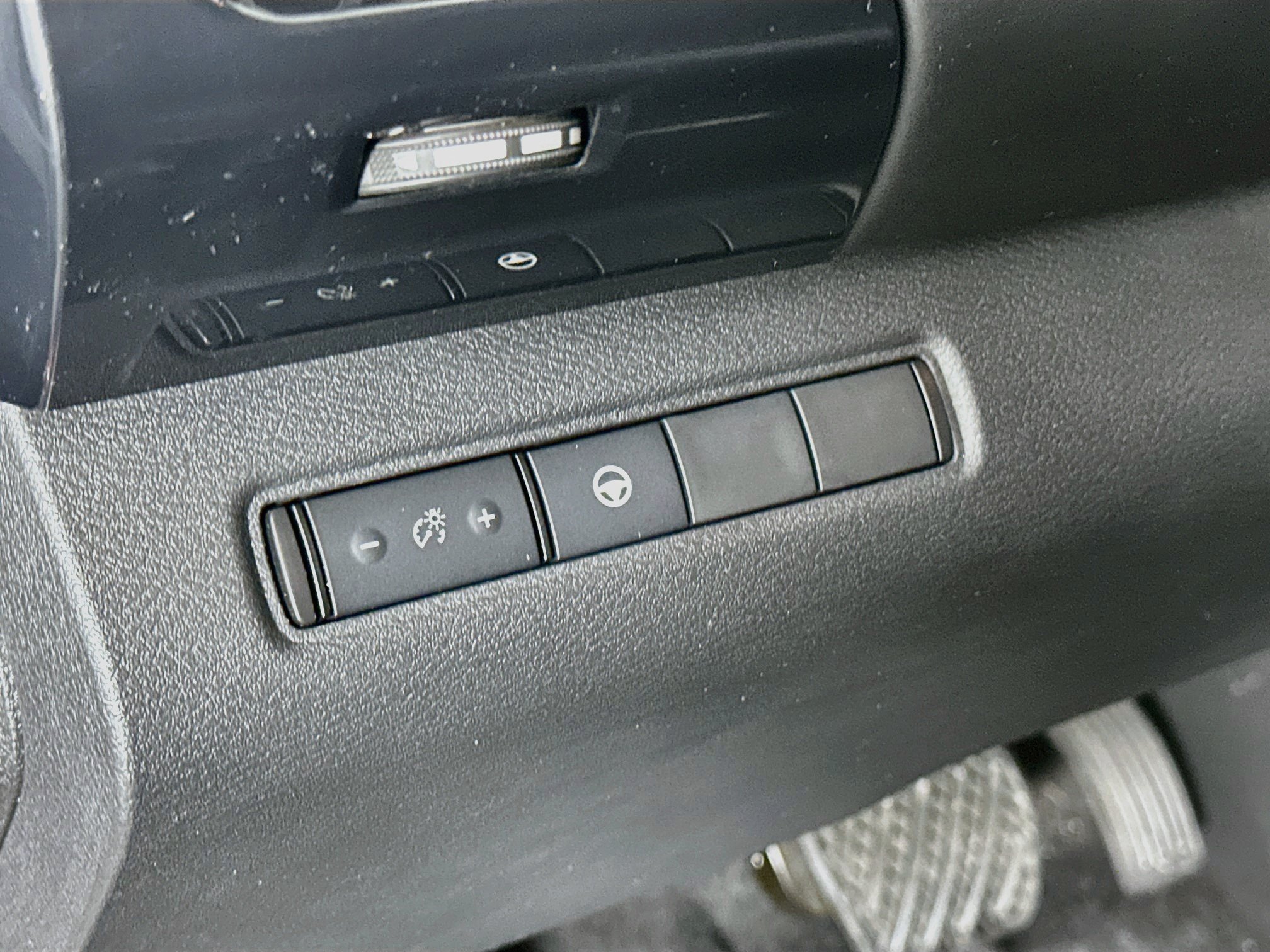 Used 2022 Nissan Pathfinder SV FWD image 17