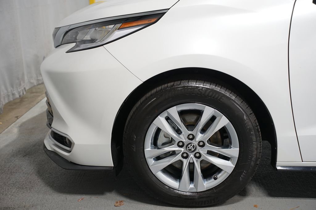 Used 2025 Toyota Sienna Limited image 5