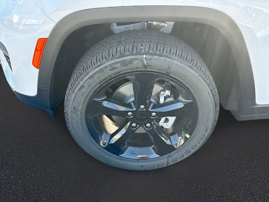 Used 2025 Jeep Grand Cherokee Laredo RWD image 33