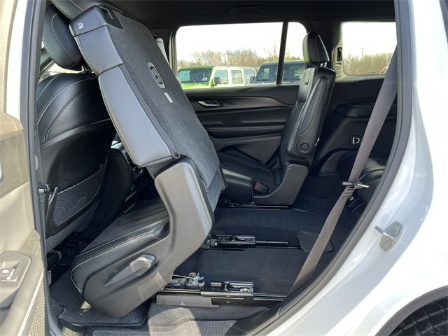 Used 2023 Jeep Grand Cherokee L Laredo image 5