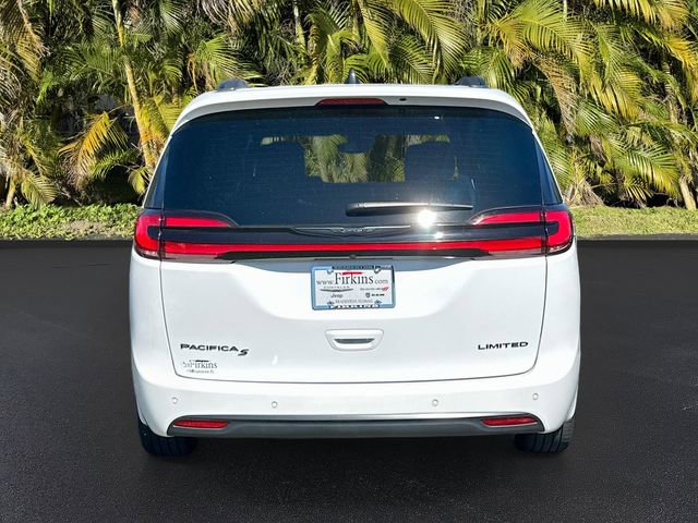 Used 2025 Chrysler Pacifica Limited image 6