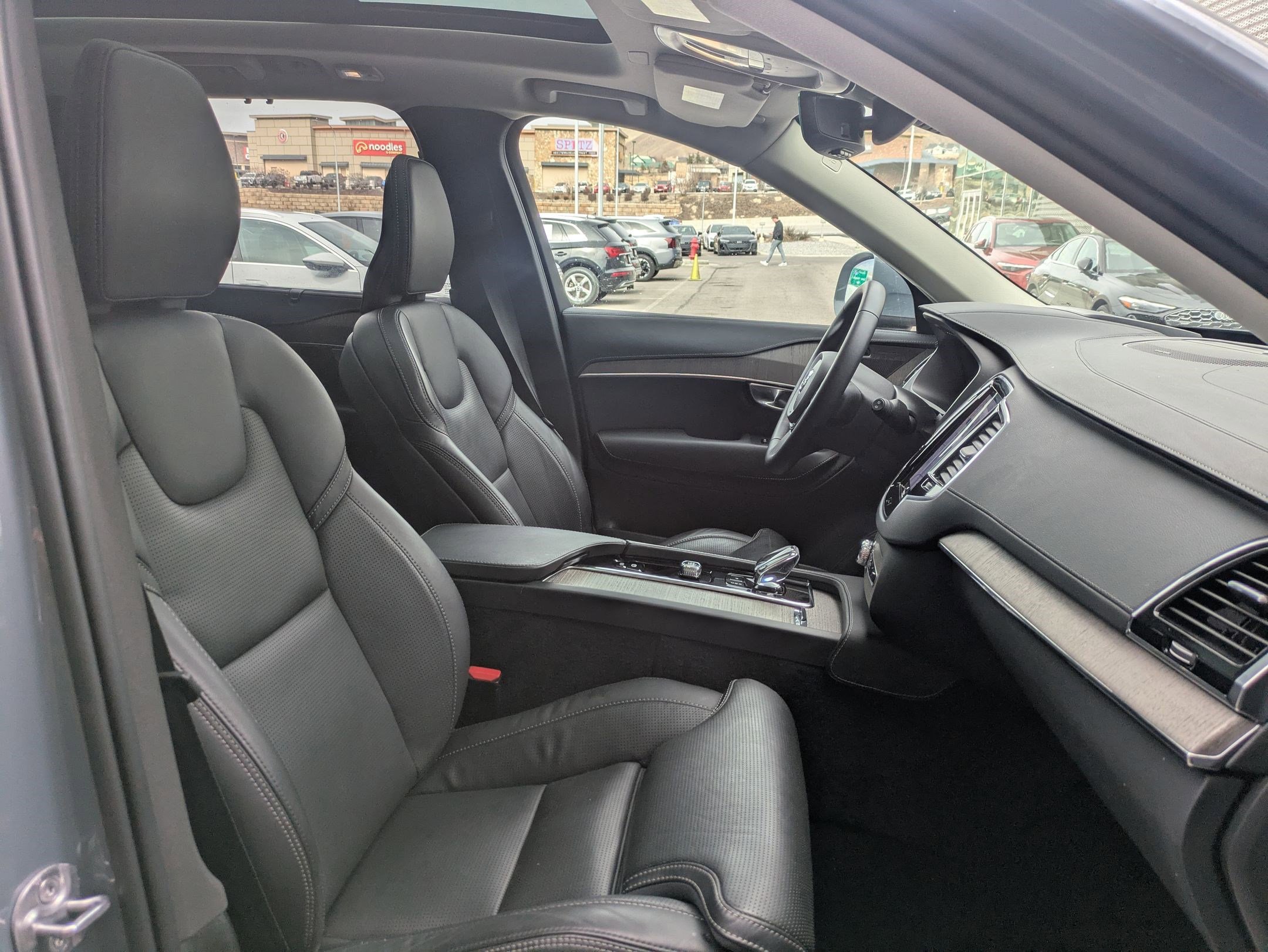 Used 2023 Volvo XC90 B6 Ultimate w/ Protection Package Premier image 28