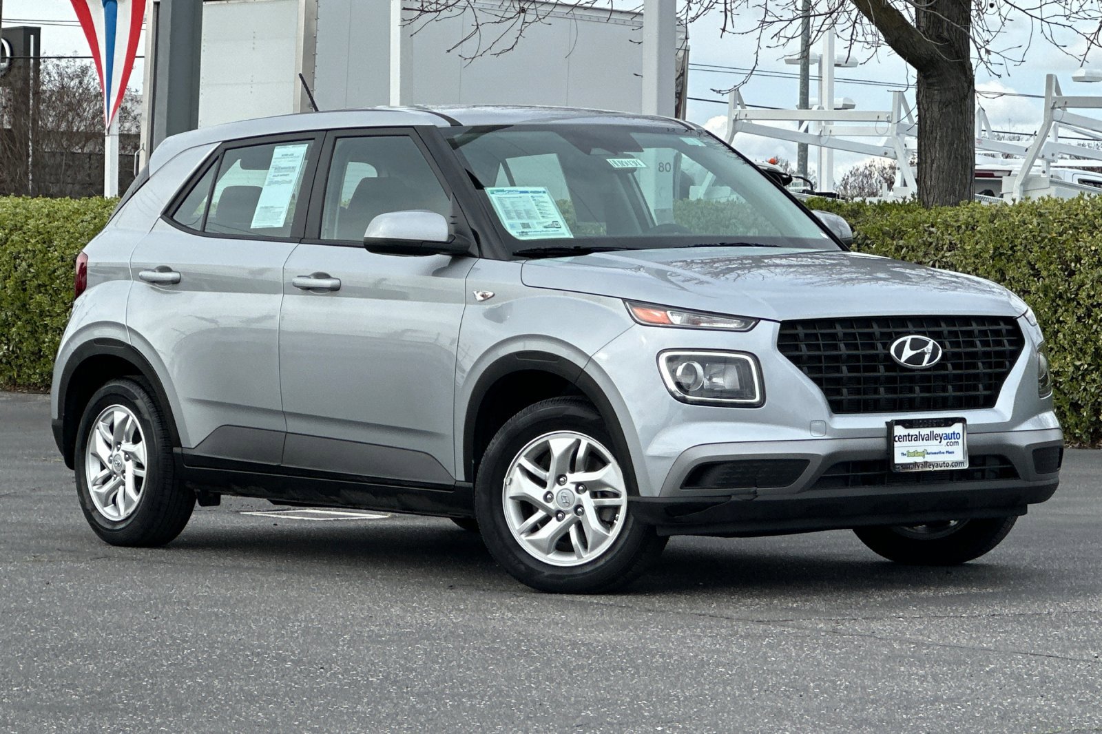 Used 2023 Hyundai Venue SE image 2