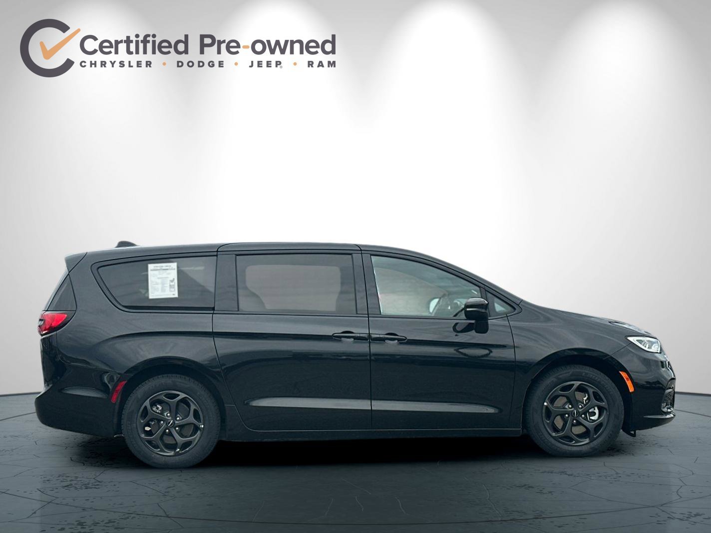 Used 2023 Chrysler Pacifica Touring-L w/ S Appearance Package FWD image 3