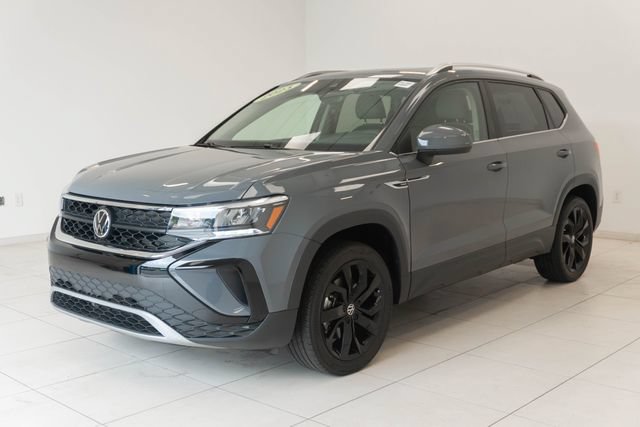 Used 2023 Volkswagen Taos SE w/ Panoramic Sunroof Package FWD image 7