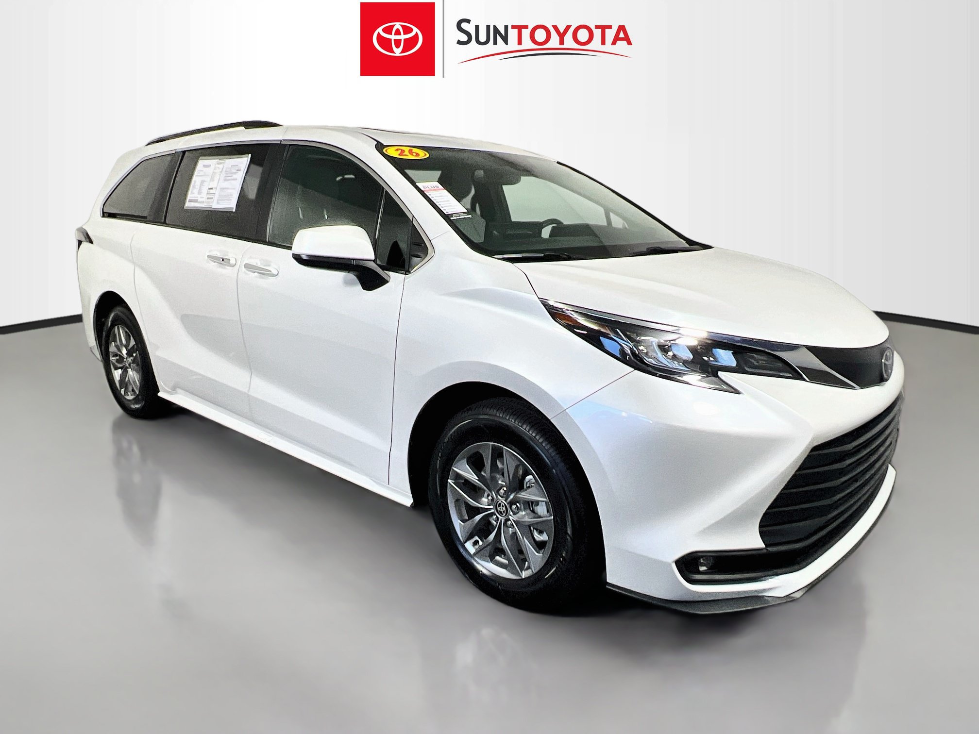 Used 2026 Toyota Sienna XLE FWD image 1