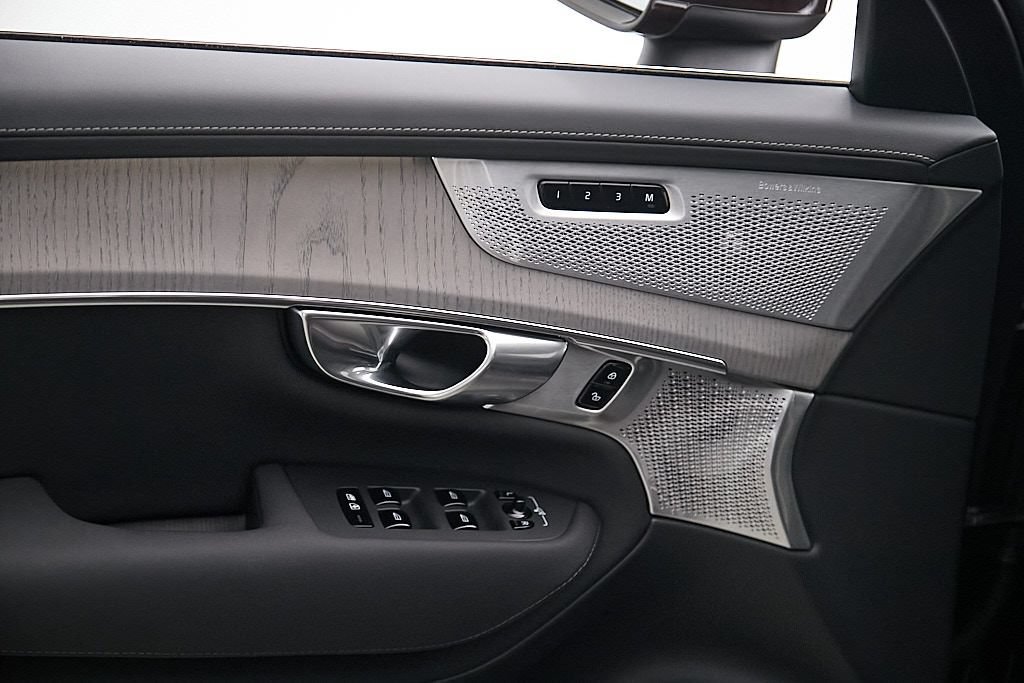 Certified 2025 Volvo XC90 T8 Ultra AWD/4WD image 11