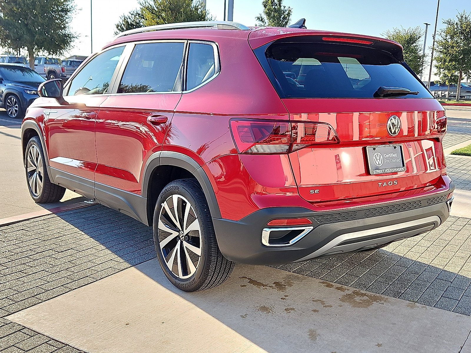 Certified 2022 Volkswagen Taos SE image 2