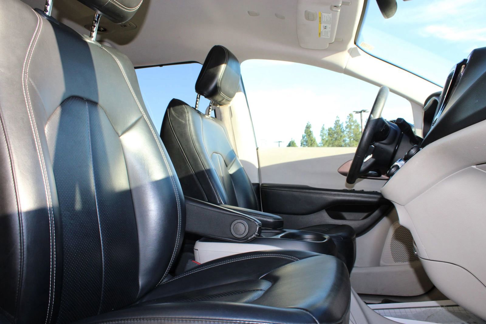 Used 2020 Chrysler Voyager Lxi image 6