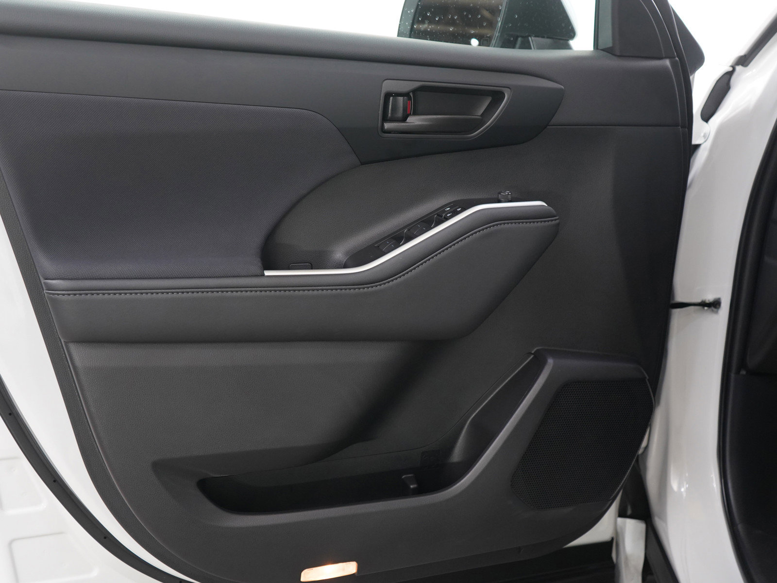 Used 2024 Toyota Highlander LE image 20