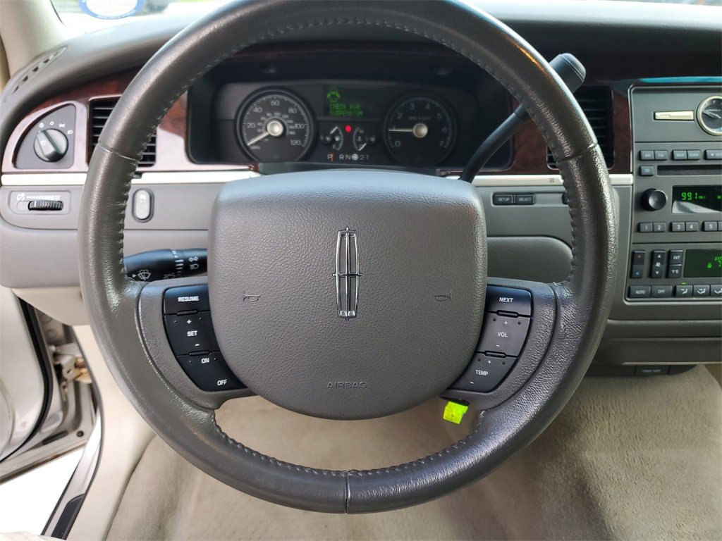 Used 2007 Lincoln Town Car Signature image 21
