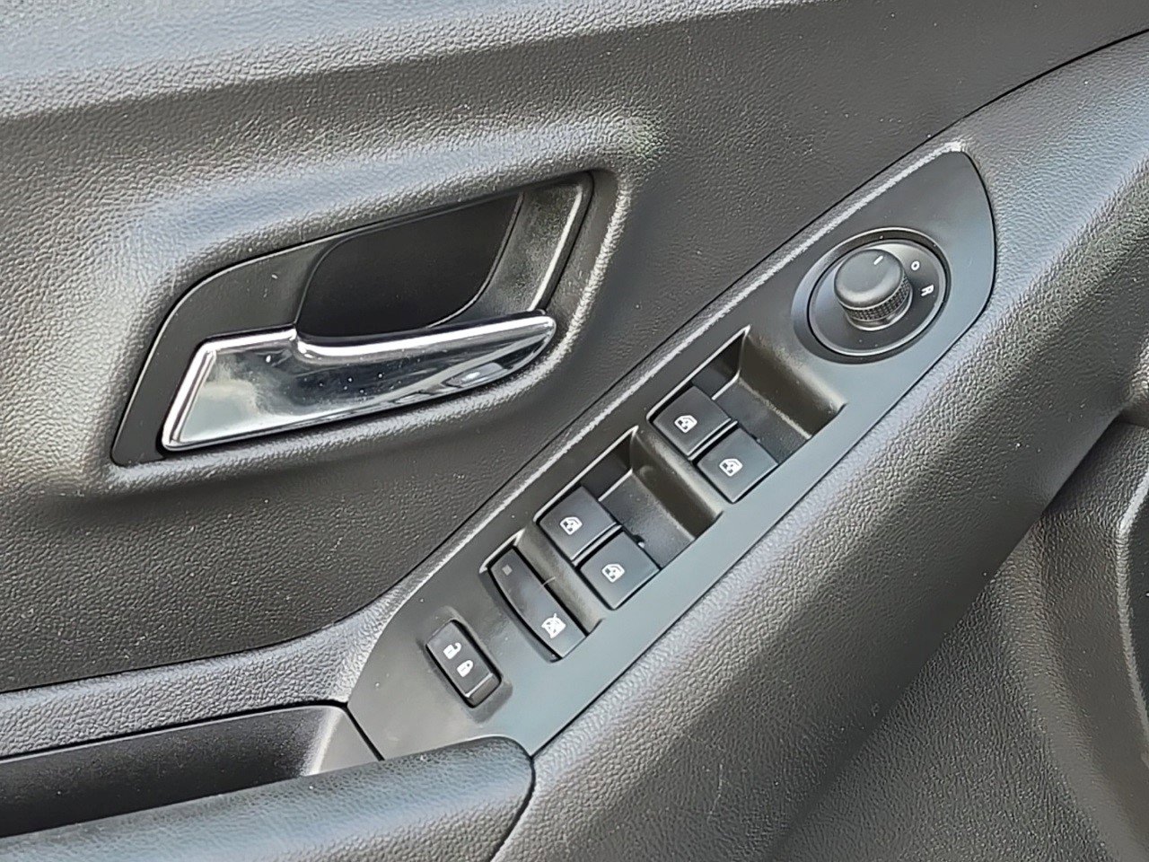 Certified 2021 Chevrolet Trax LS w/ Tint and Cruise Package image 12