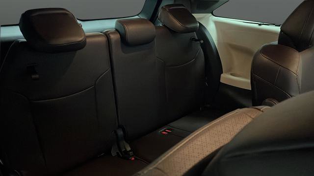 Used 2024 Toyota Sienna Platinum FWD image 34