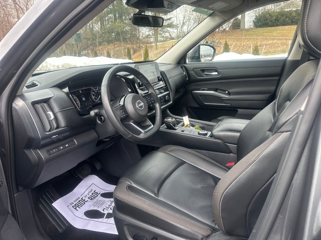 Used 2025 Nissan Pathfinder SL image 9