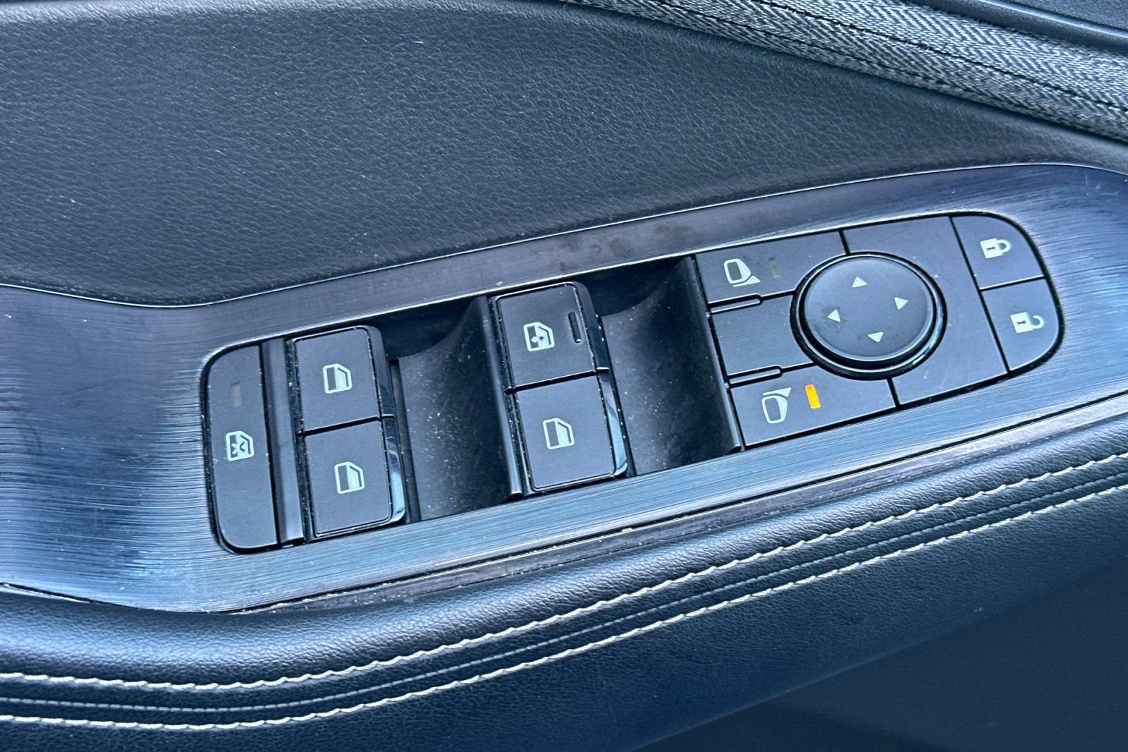 Used 2023 Nissan Rogue SV image 12