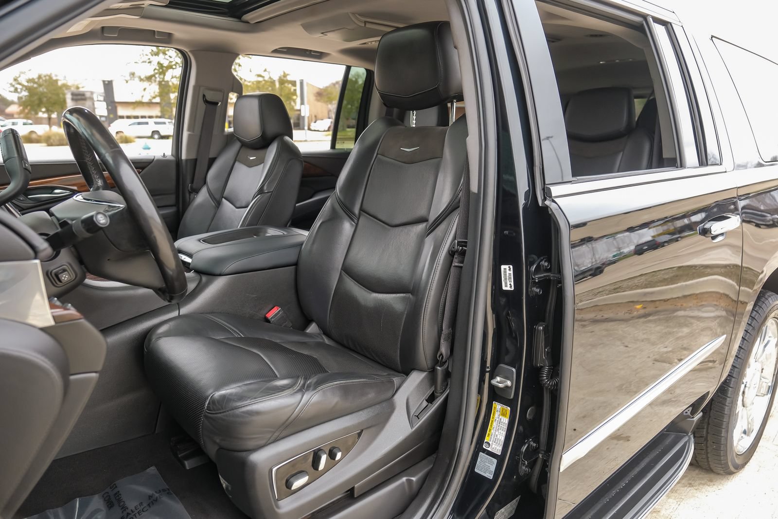 Used 2017 Cadillac Escalade ESV Luxury AWD/4WD image 4