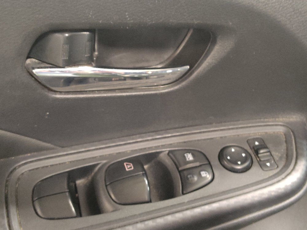 Used 2020 Nissan Versa SV FWD image 27