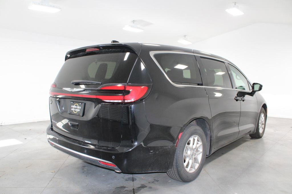 Used 2024 Chrysler Pacifica Touring-L image 9