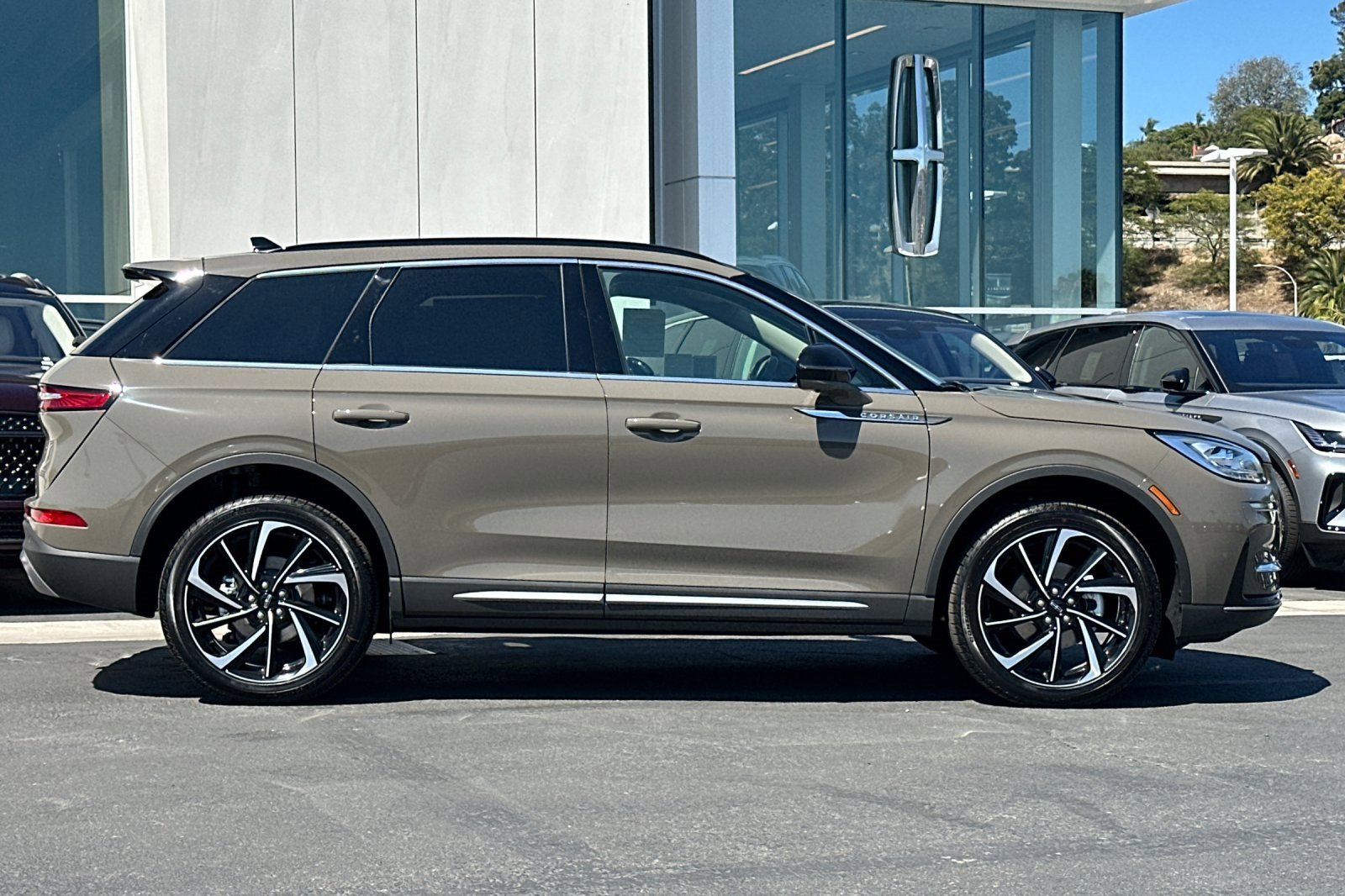 New 2025 Lincoln Corsair Reserve w/ Equipment Group 202A image 2