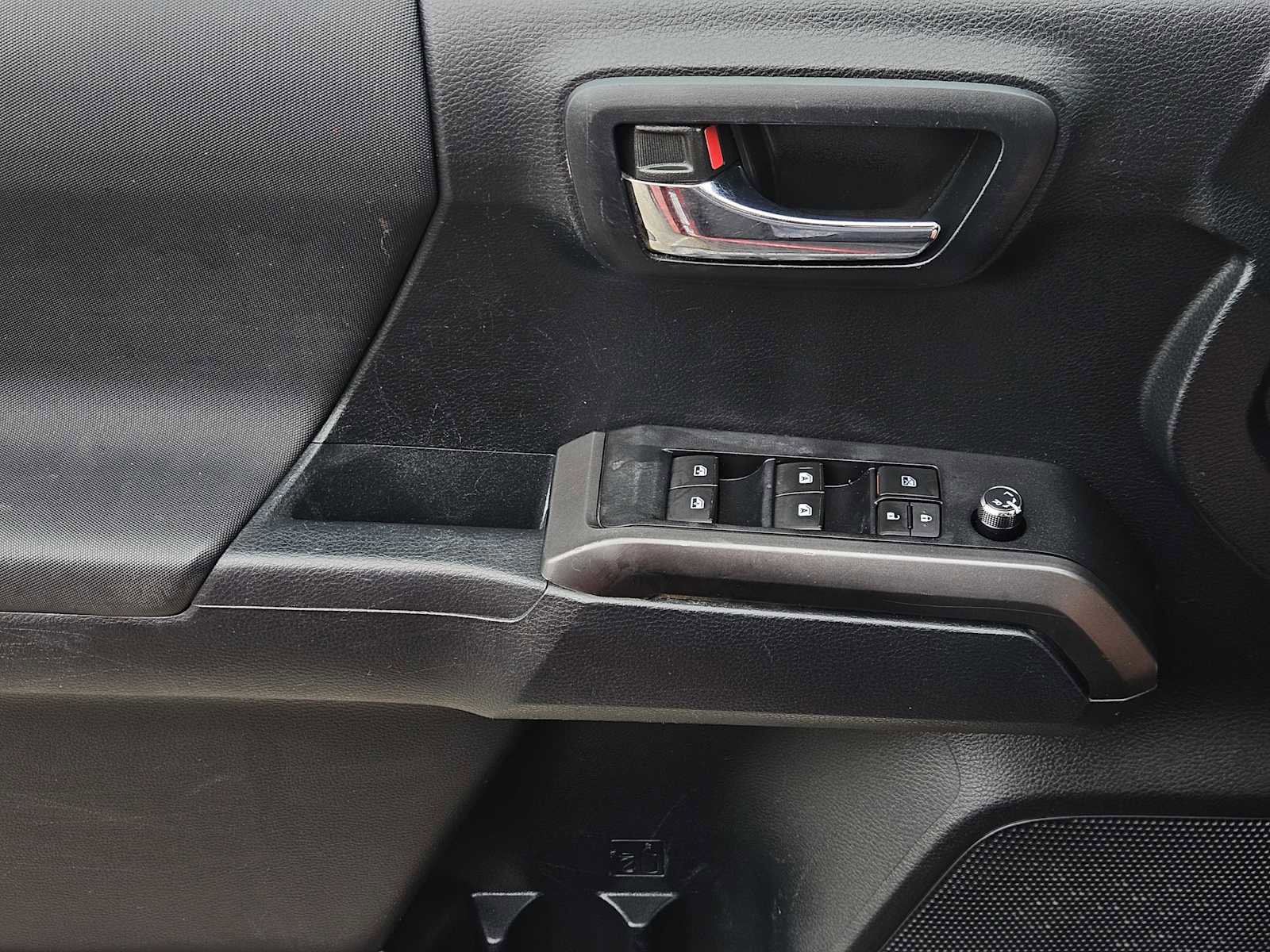 Used 2016 Toyota Tacoma TRD Sport w/ Exterior Package AWD/4WD image 22