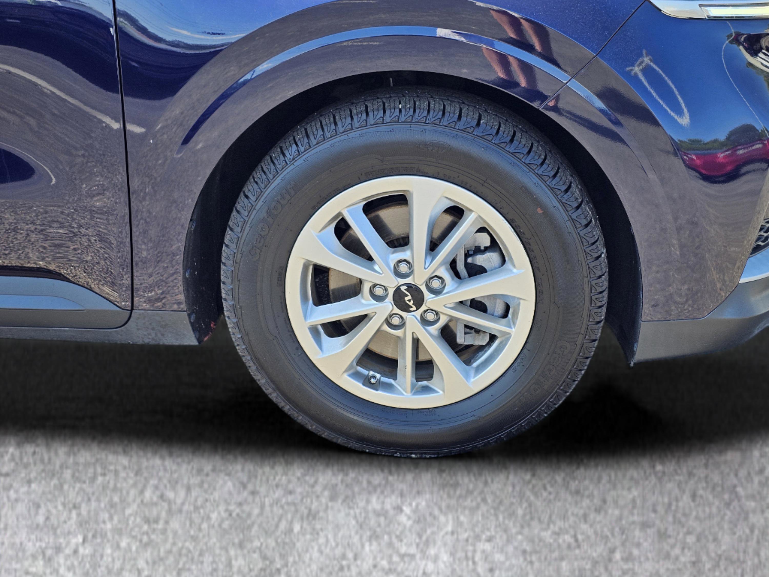 Used 2023 Kia Carnival LX image 6