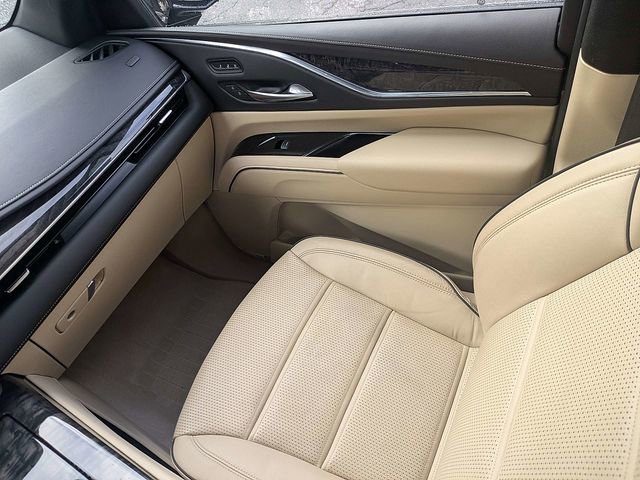 Used 2022 Cadillac Escalade Premium Luxury w/ LPO, Illumination Package image 18